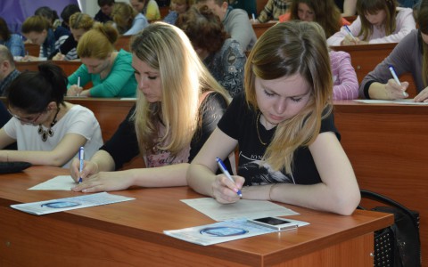 Тотальный диктант в Кирове: проверку на грамотность прошли более 450 горожан