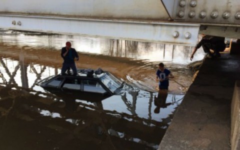 В Каркино автомобиль утонул в огромной луже