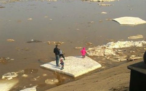 В Нововятске многодетный отец гулял с детьми на льдине