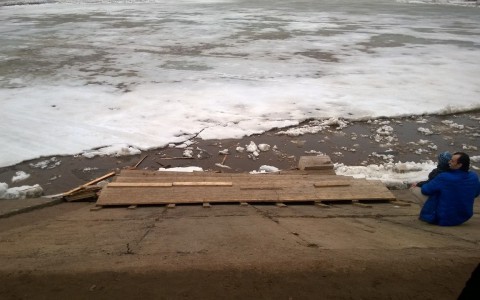 Cкамейки-тумбы на нижней набережной в Кирове снесло водой