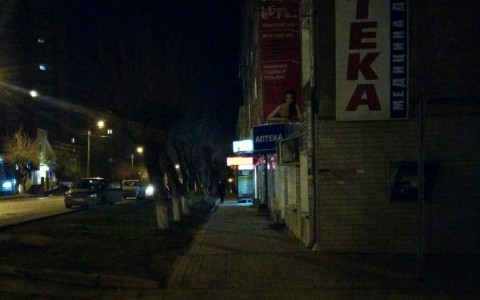 На улице Лепсе неизвестный с ножом ограбил центр микрофинансирования