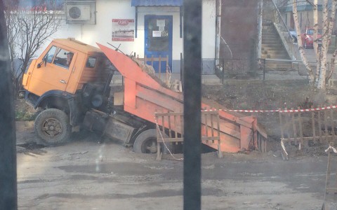 В Кирове КамАЗ провалился в яму, которую приехал засыпать