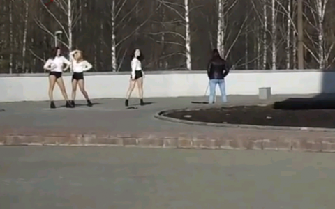 В парке Победы три кировчанки исполнили откровенный танец