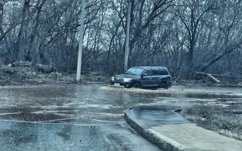 Внимание, водители! Район Вересники затопило из-за паводка