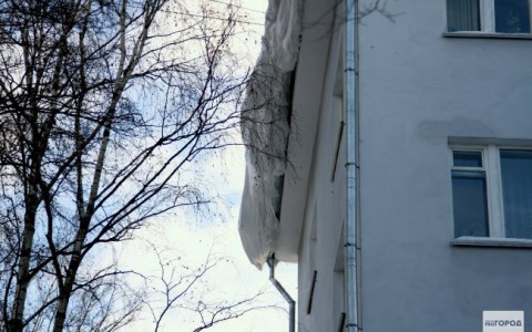 В апреле на кировчанку с крыши упал снег: женщину госпитализировали