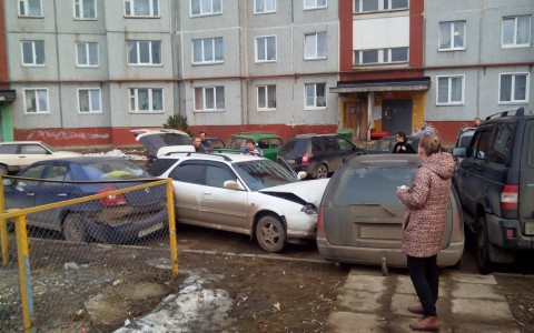 В Кирове пьяный водитель влетел в три машины на автостоянке