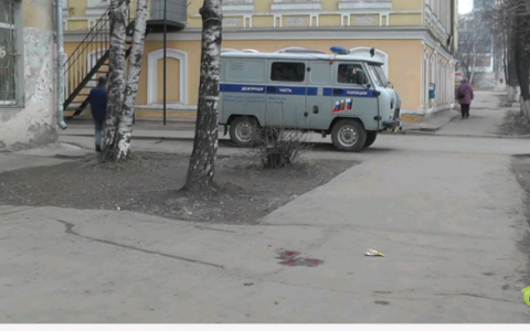 Перестрелка в Кирове: мужчина на улице выстрелил противнику в лицо