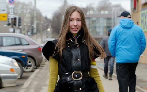 Мода улиц: дизайнер в ботинках с эффектом «металлик» и кожаных брюках