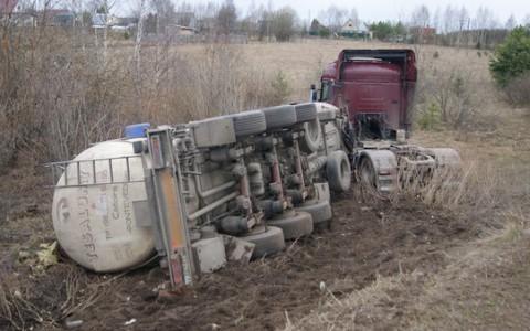 Рядом с Кировом перевернулась автоцистерна