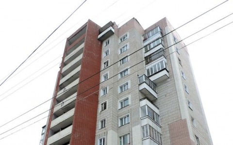В Кирове голый мужчина чуть не выпал из окна на 11-ом этаже
