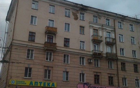 На Карла Маркса с высоты пятого этажа на дворника упала штукатурка