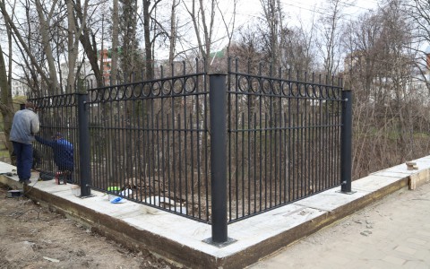 У Ботанического сада начали устанавливать новое ограждение