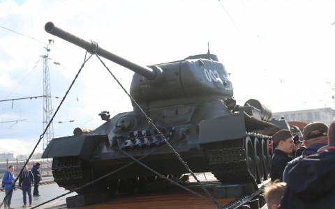 В Киров привезли танки Т-34, гаубицы и зенитные пушки