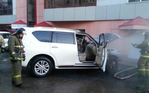 Ночью в центре Кирова вспыхнул автомобиль стоимостью более 3 миллионов рублей