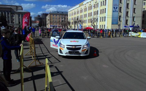 На Театральной площади во время авторалли машина влетела в ограждение: пострадали зрители