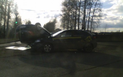 На повороте в Ганино столкнулись две иномарки: от удара одна из них перевернулась