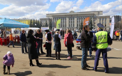 Видео: на Театральной площади во время ралли машина влетела в ограждение