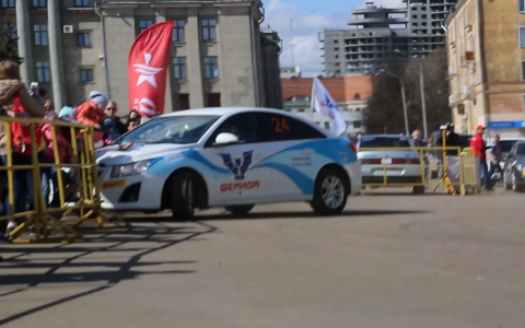 ЧП на Театральной площади: на капот машины, въехавшей в ограждение, упали дети
