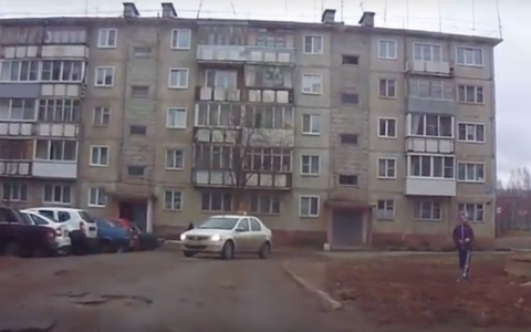 Видео: в Нововятске школьники кидают железом по проезжающим машинам