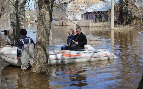 Жителей Вересников через «большую воду» перевозят сотрудники МЧС