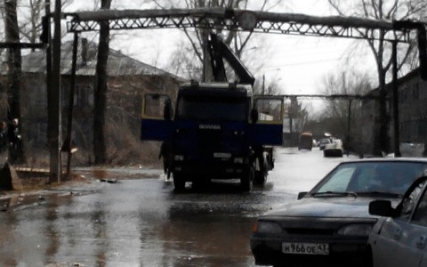 На Ключевой большегруз едва не снес эстакаду теплотрассы