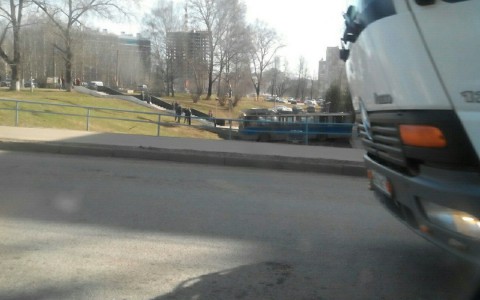 У «Дома Печати» троллейбус скатился на пешеходную площадку