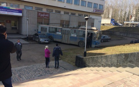 Троллейбус слетел с обочины к «Дому печати»: появились фото и видео с места происшествия