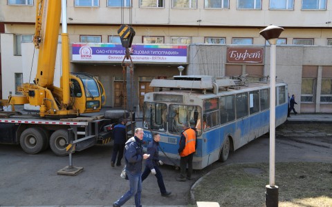 У «Дома печати» начали эвакуировать троллейбус, слетевший с обочины