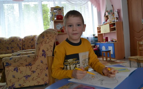 Жизнь в детдоме: за год маленького Сережу ни разу не навестила мама