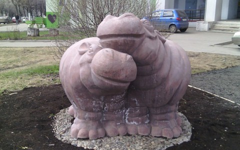 Дизайнер о скульптуре «влюбленные бегемоты» в Кирове: «Похоже на две картофелины»