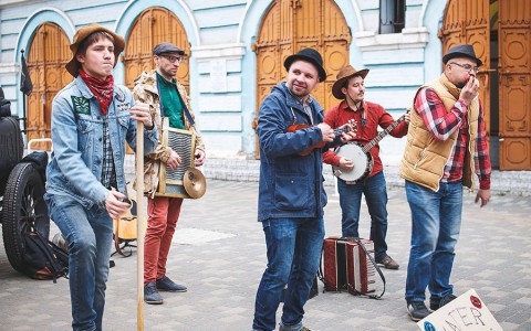На Спасской музыканты сыграли на тазу, стиральной доске и бельевой веревке