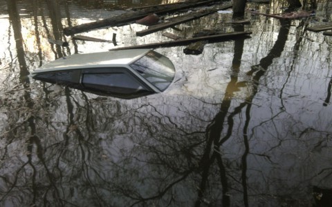 Жители Вересников массово покидают микрорайон, оставляя мебель, технику и машины под водой