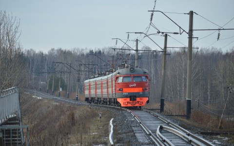 В Кирове двое школьников прокатились на электричке, зацепившись за последний вагон