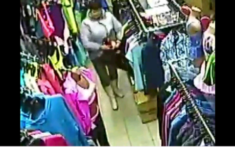 Камеры видеонаблюдения засняли женщину, которая крадет одежду из кировского магазина