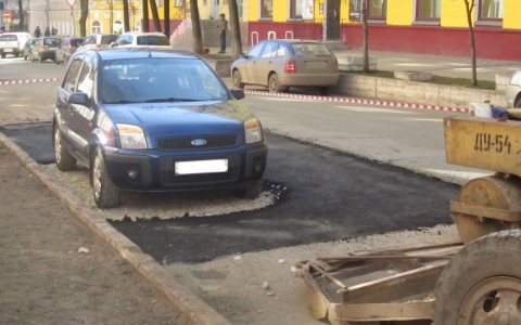 В Кирове дорожники положили асфальт вокруг припаркованной машины