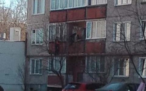 В Нововятске дети, рискуя жизнью, по балконам забрались на второй этаж пятиэтажки