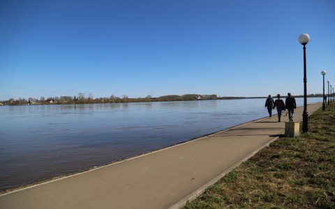 Фоторепортаж: в Кирове вода подошла к нижней набережной