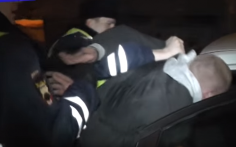 Видео: пьяный водитель влетел в стену дома на Ленина в Кирове