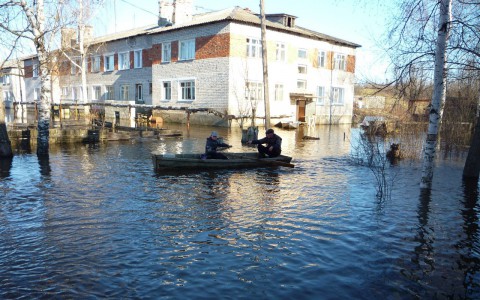 В Кировской области затопило несколько поселений:  вместо дорог - реки, до работы - на лодках