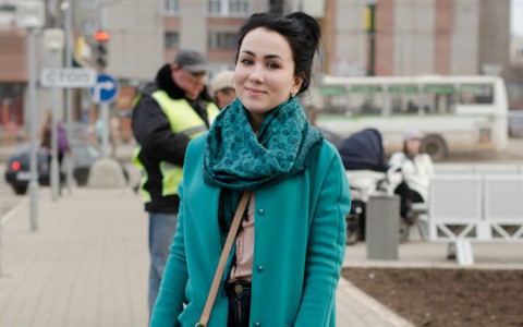 Мода улиц: студентка в бирюзовом пальто и кожаных слипонах