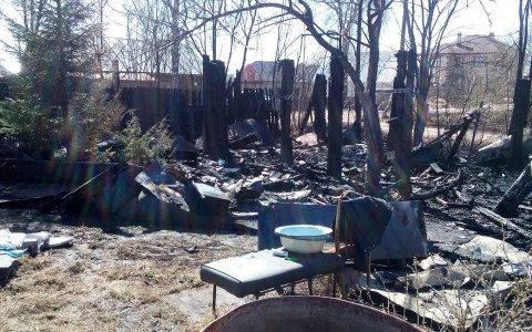 На повороте в Ганино полностью сгорел деревянный дом