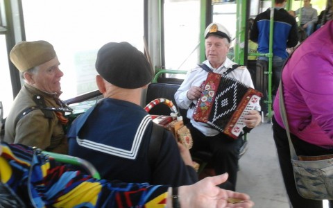 В автобусе № 46 устроили концерт