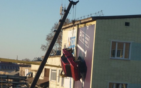 В Кирове настоящие «Жигули» повесили на стену четырехэтажного дома