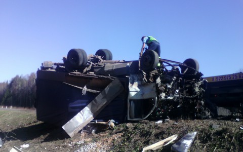 Трагедия в Юрьянском районе: пьяный водитель на угнанной машине врезался в "Газель", погиб человек