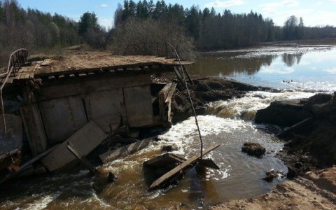 В Котельничском районе рухнул  мост