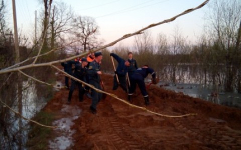 Сотрудники МЧС спасли Нолинский район от затопления