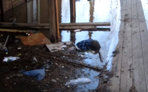 Видео с места трагедии в Вересниках: женщина захлебнулась водой возле своего подъезда