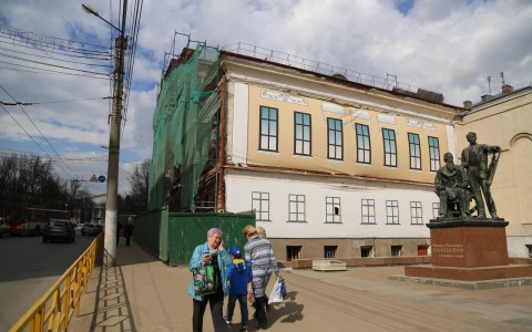 Фото: реставрация Репинского особняка у Театральной площади идет полным ходом