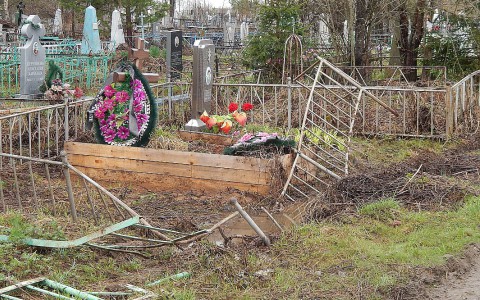 В Кировской области пьяный мужчина на угнанном грузовике разнес несколько могил на кладбище