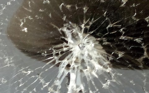 В Чистых прудах неизвестные обстреляли машину